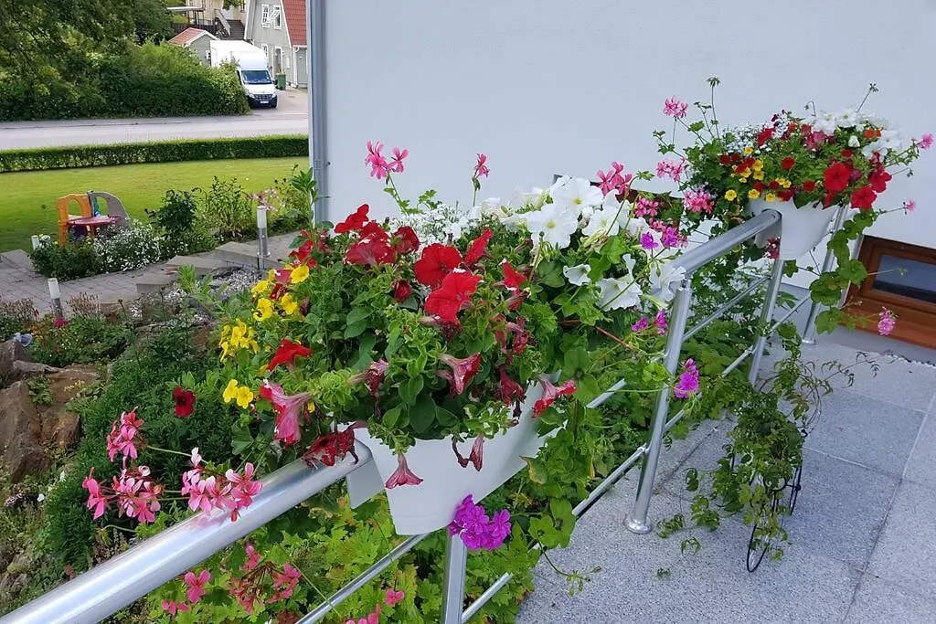 Cozy Apartment With Garden ستوكهولم السويد