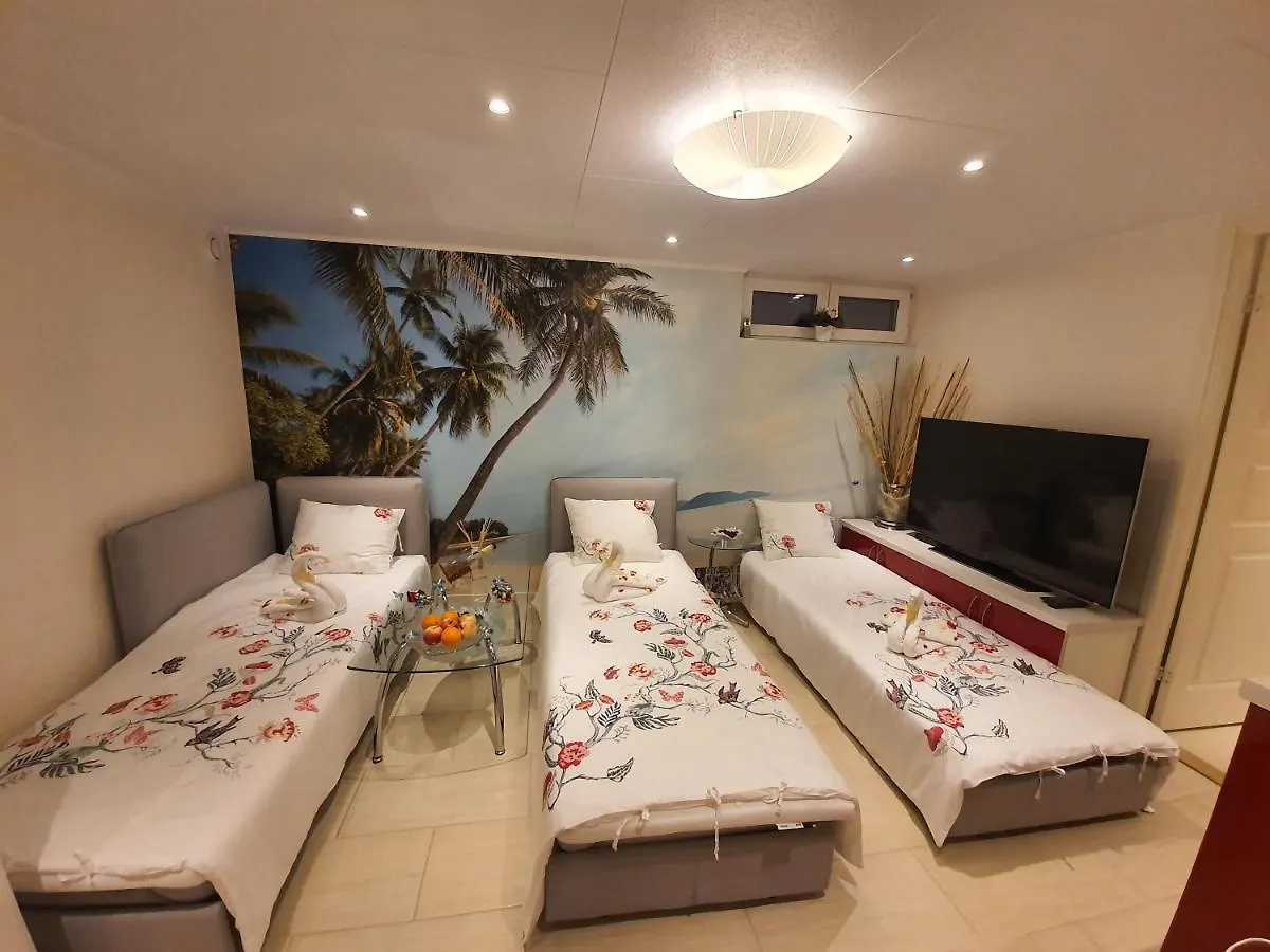 Cozy Apartment With Garden ستوكهولم السويد
